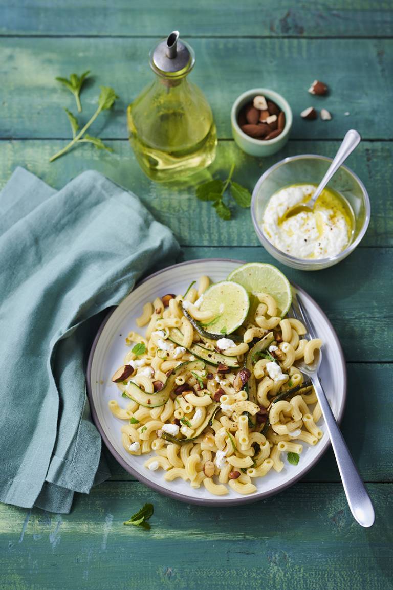 Salade de Grandes Coquillettes à la menthe et aux courgettes grillées Salade de Grandes Coquillettes à la menthe et aux courgettes grillées