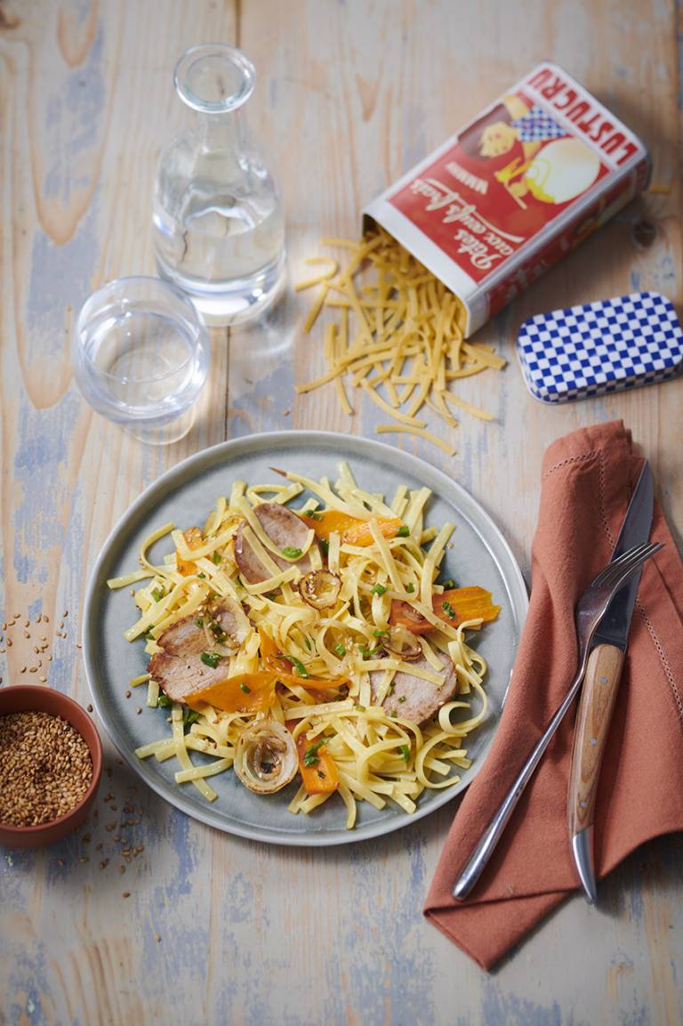 Nouilles sautées aux carottes et rôti de porc Nouilles sautées aux carottes et rôti de porc