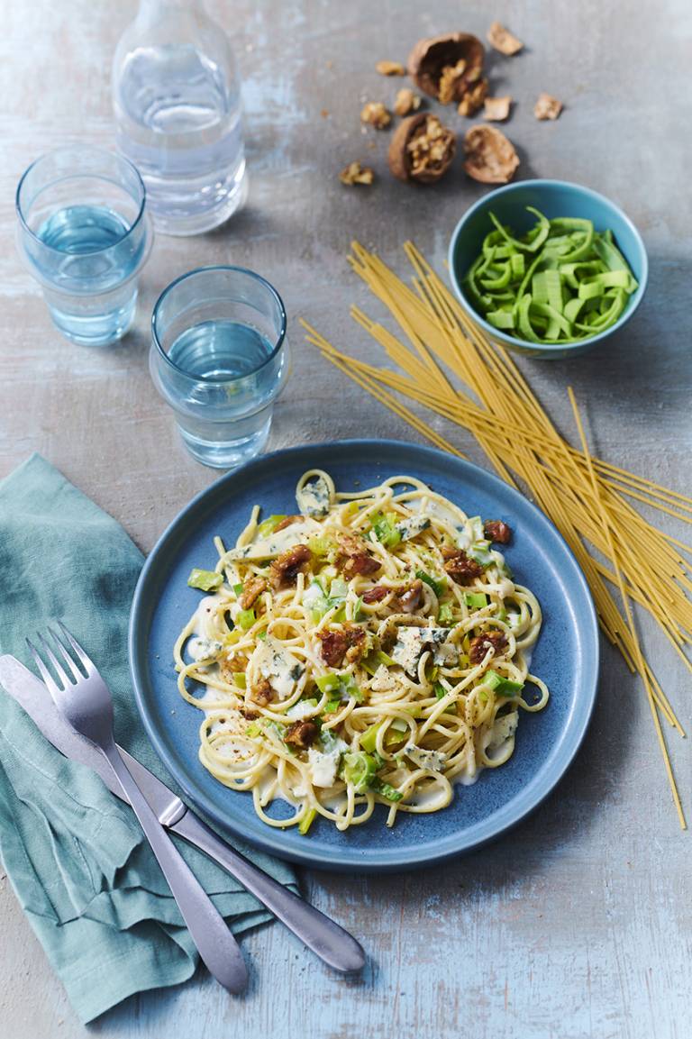 Spaghetti aux poireaux, fromages et noix