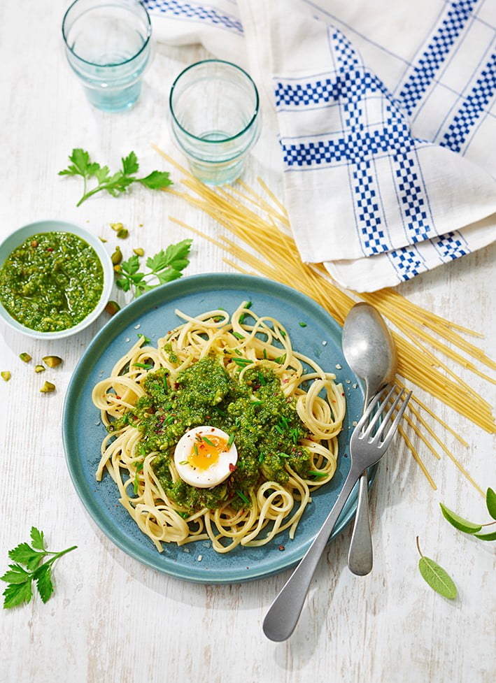 Linguine au pesto de pistache et œuf mollet