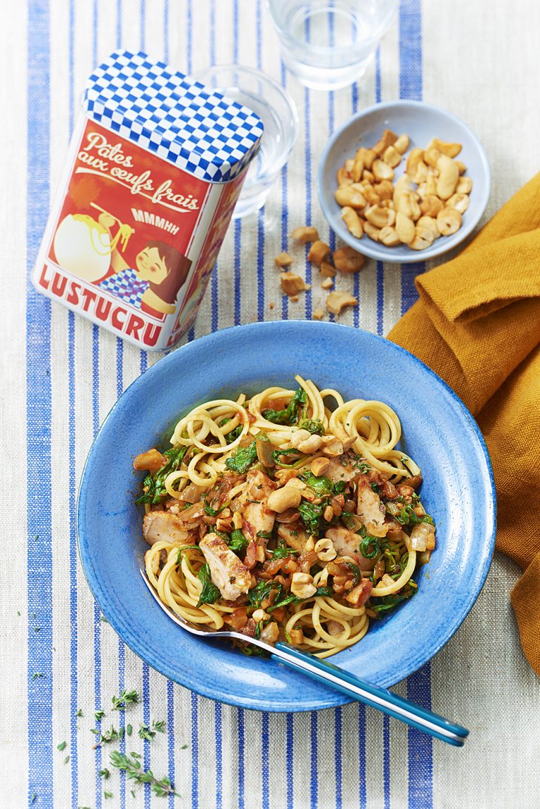 Poêlée de Linguine au poulet rôti, noix de cajou et fanes de radis