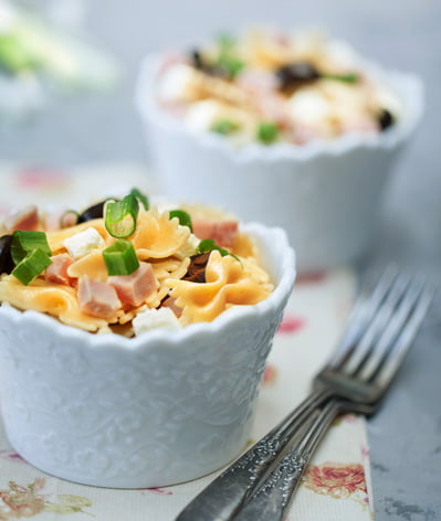 Salade de Farfalles, jambon, olives et feta Salade de Farfalles, jambon, olives et feta